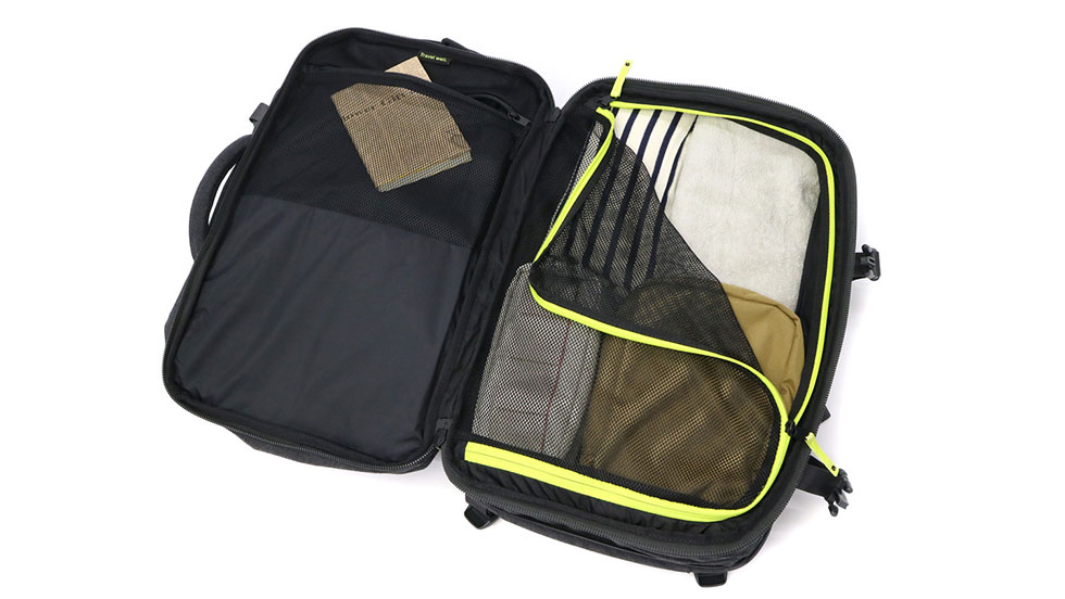 InCase EO Carry-on Backpack Clamshell opening